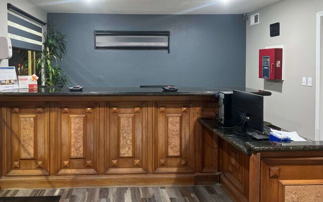 Econo Lodge Inn & Suites