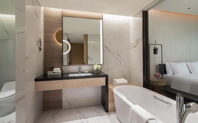 Crowne Plaza Foshan Nanhai-an IHG Hotel-Guangzhou South Railway Station Free Shuttle Bus