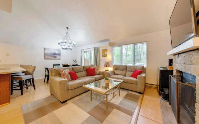 Near Skiing & Lakes: Contemporary Poconos Townhome