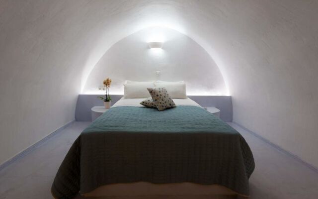 Fira White Residence