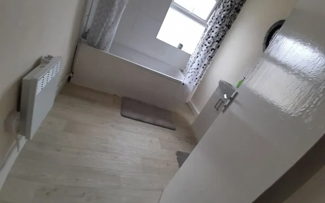Blackpool - 2-beds - Sleeps 5 - Pet Friendly
