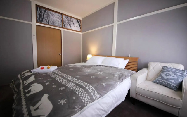 Hunters Gate BIG Ski In Out Lodge at Togari Onsen Kids Pets OK 24 Guests ハンターズゲートは24名まで ペットOK スキーのまま出入で大自然の中で楽しめる広いロッジ – Guest Rooms – Iiyama
