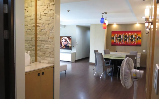 4B - 2 Bedroom Downtown Apartment With Shared Pool