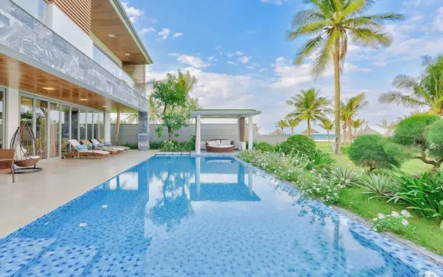 Luxe 6BR Beachfront Villa: Group Getaway Haven