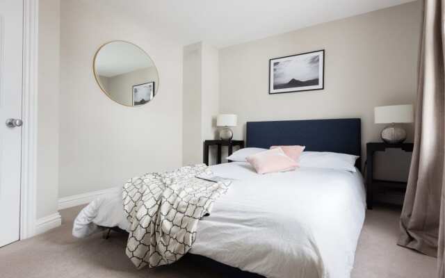 The Navy Court - Scandinavian Inspired 4BDR Central Home