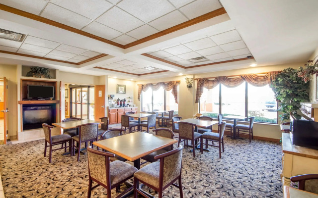 Quality Inn & Suites MidAmerica Industrial Park Area