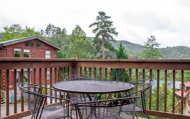 17 Honeysuckle Lodge - 5 Br Cabin