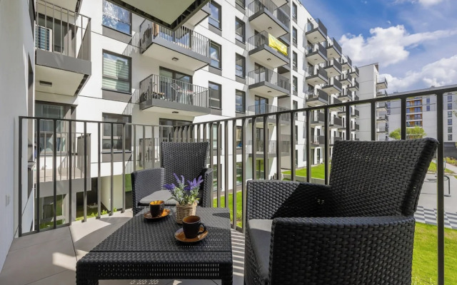 Apartment With Parking by Renters