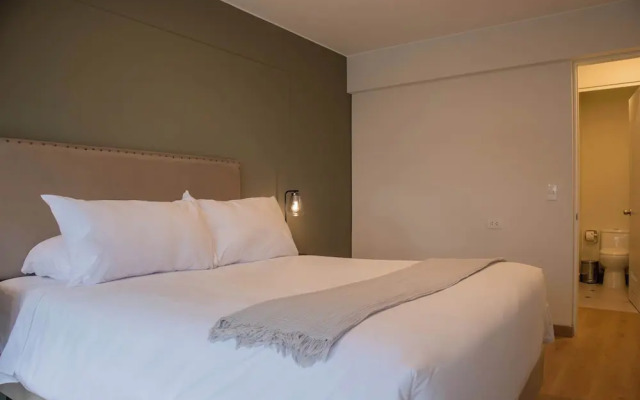 w Striking 1BR Duplex in Miraflores