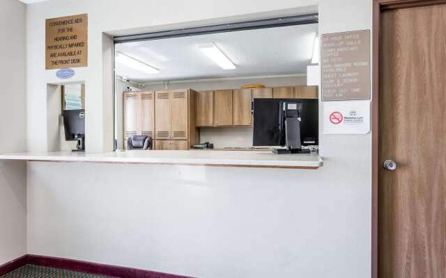 Super 8 by Wyndham Lewistown