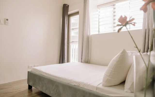 Room-spacious Barkada Gathering