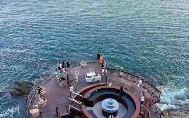 Shuangyue Bay is home to Haimei Hotel