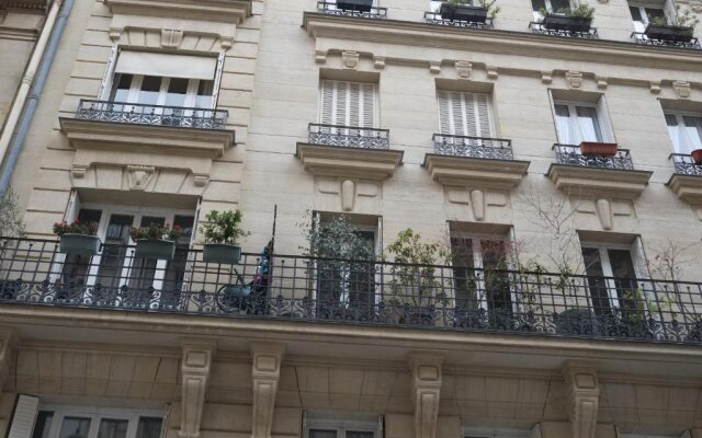 Bright and Newly Renovated 2 Bedroom Apartment, Hip & Central Paris, Montmartre-Opera