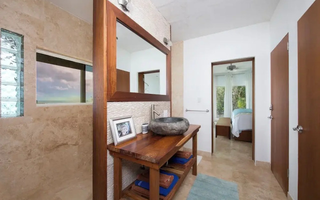 Seaside Sanctuary: Private Villa With Breathtaking Views