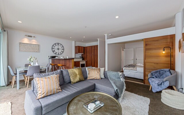 Premium 1BR Apartment at Princes Wharf