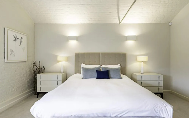 Charming Home in St Katharine Docks