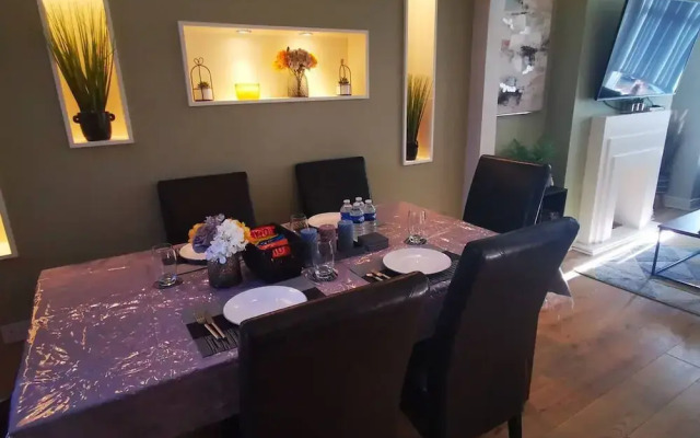 2BR Cozy Duplex in Belfast