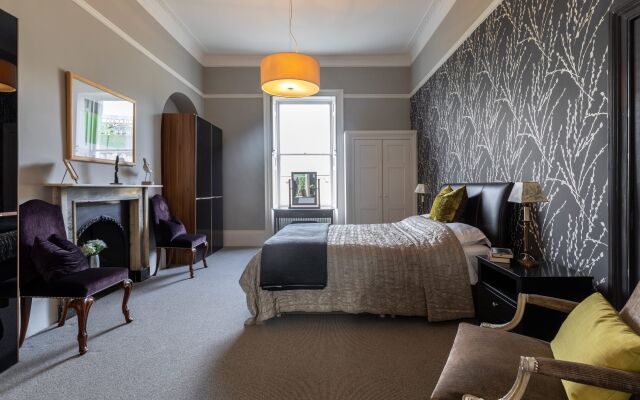 Spacious, Light-filled Period Apartment - Central Bath