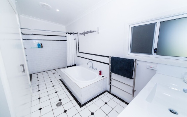 The Bryn At Tilba Family Cottage – Bathroom – Central Tilba