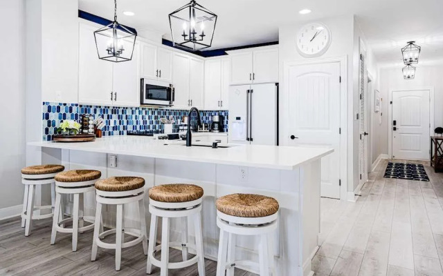 Luxury Waterfront Condo W/pool & Views!