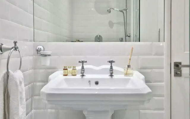 Newly Refurbished Flat With Great Transport Links