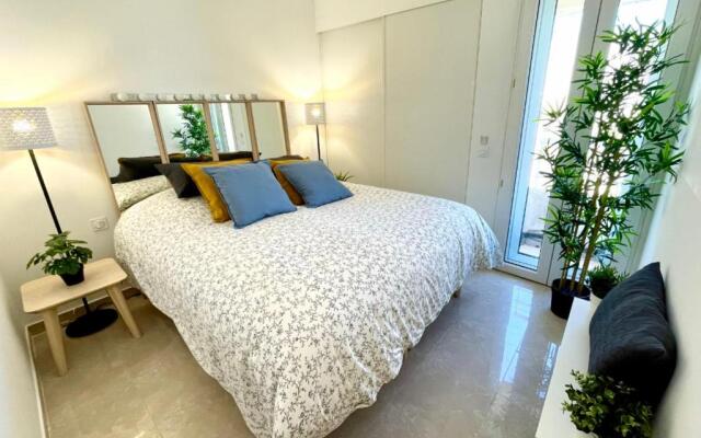 Magnificent 82m With Terrace And In Front Of Sea