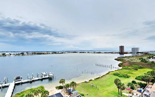 Sabine Yacht & Racquet #8D