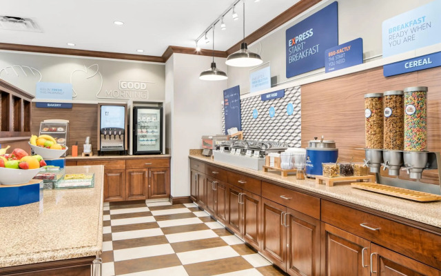 Holiday Inn Express & Suites Wilmington-Newark by IHG