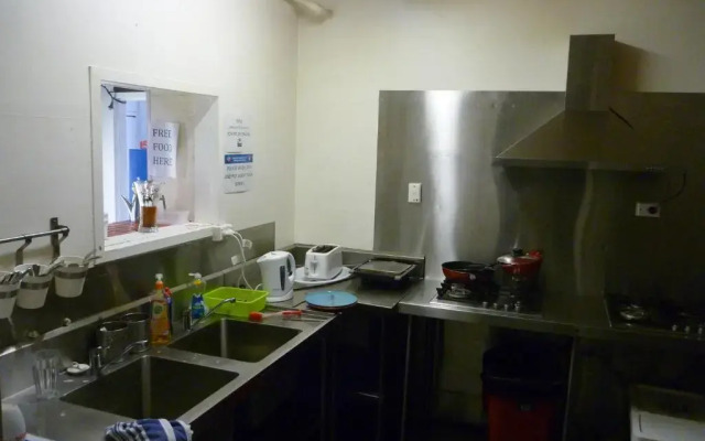 Adelaide Travellers Inn - Hostel