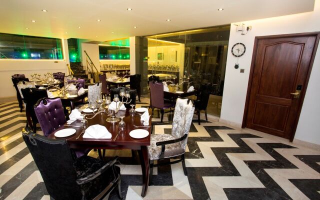 Monsoon Inn