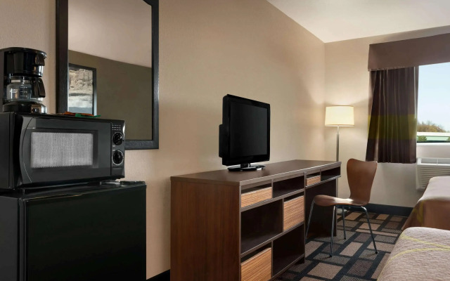 Super 8 by Wyndham Akron S/Green/Uniontown OH