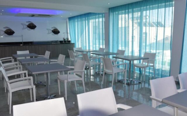 Sunny Blue Hotel