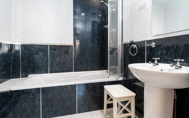 Lansdowne House with Private Car Park