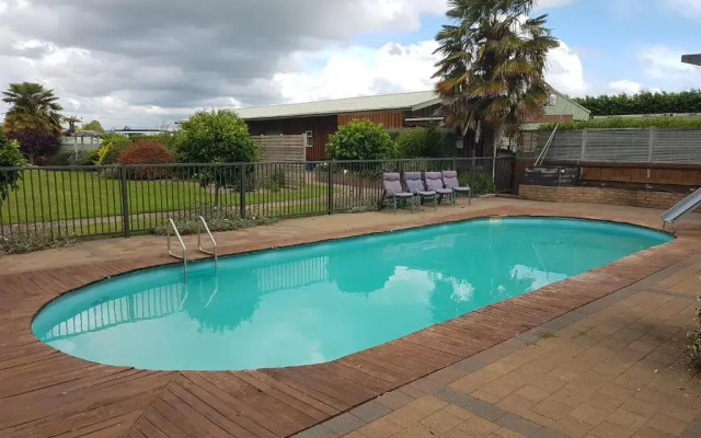 The Pool House, Romantic Country, King Bed