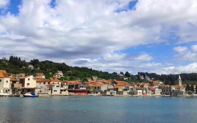 Apartment Mirni - 5 m from sea