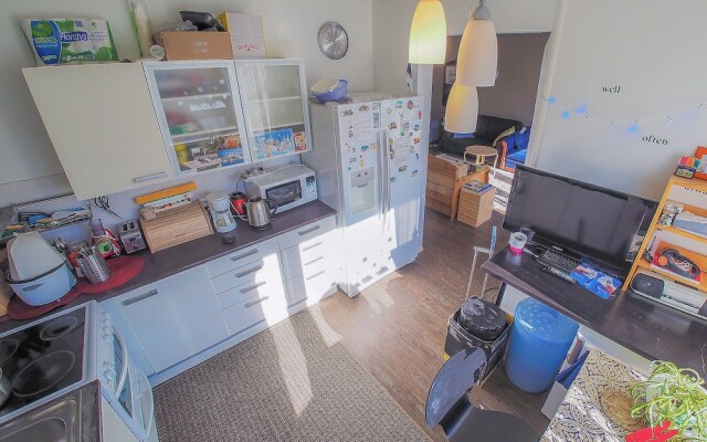 Eazy Home nearby Highway-Apartment or Private Room or Shared Room with Shared Big Kitchen,Shower,Toilet & Free Parking
