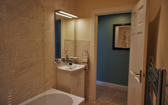 Fantastic 2 Bedroom, Spacious and Great Location!
