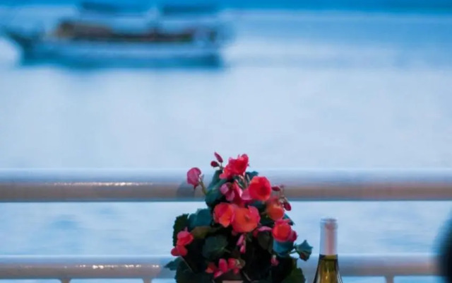 Top Location! Beach & Center Apt 4