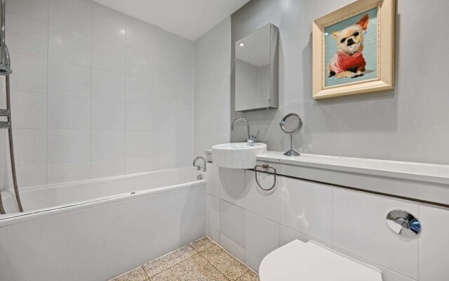 Sleek 2BD Flat W/terrace - 2 Mins From Farringdon!