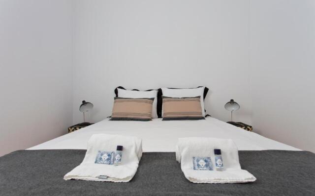 APOSENTUS - The light house at Miragaia