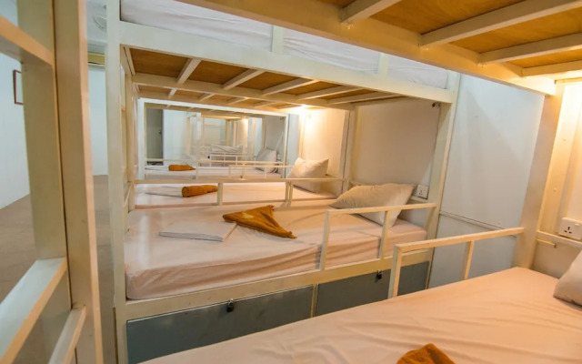 Golden Ganesha Villa - Hostel