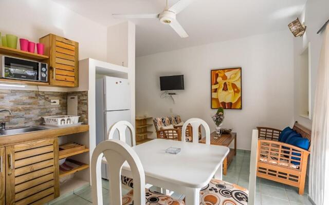 Apartment with pool & garden in beach area