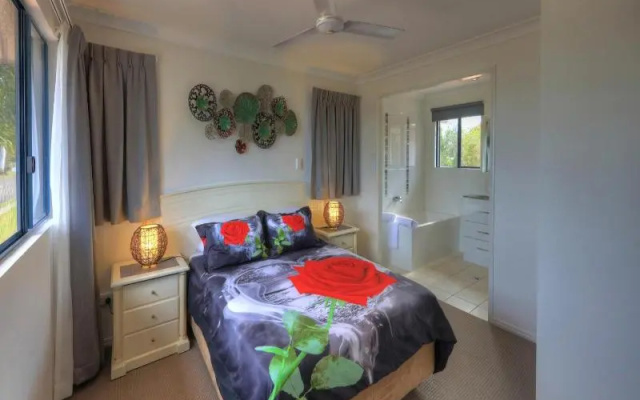 Dolphin Waters Apartment – Guest Rooms – Tin Can Bay