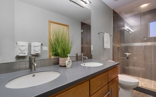 Sleek Home Near Old Town W/ Rftp Hot Tub & Mtn Views