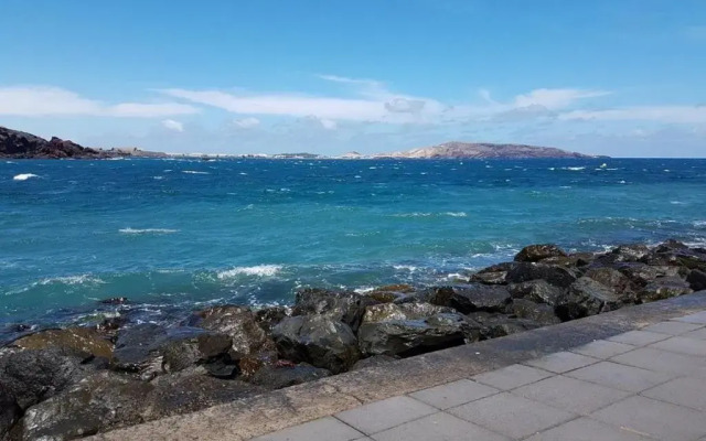 El Puente Holiday Home I- Airport 8,1K