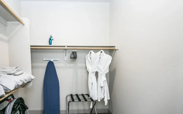 Rooftop Pool, Views, Close to Shops & Dining C4427