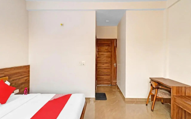 OYO 87366 Hotel Safari Inn