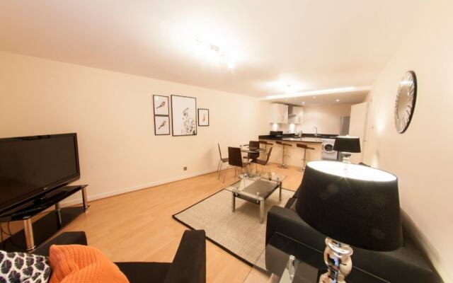 Bright, Classy 2BR Riverside Flat for 4