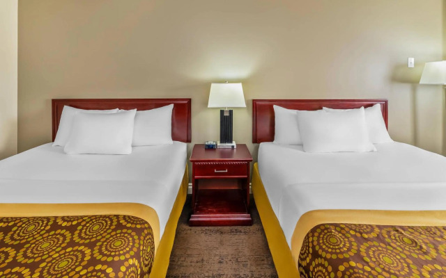 Econo Lodge Inn & Suites