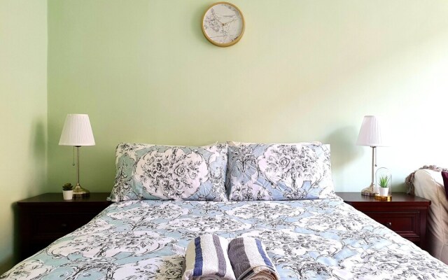 Bright Cosy Flat Close by Tourist Spots